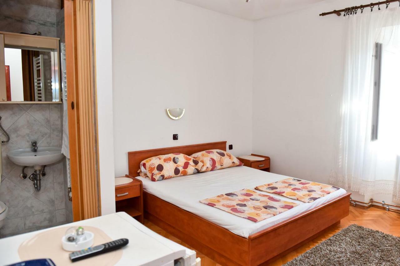 Apartmans And Rooms "Slavica" Новаля Екстер'єр фото